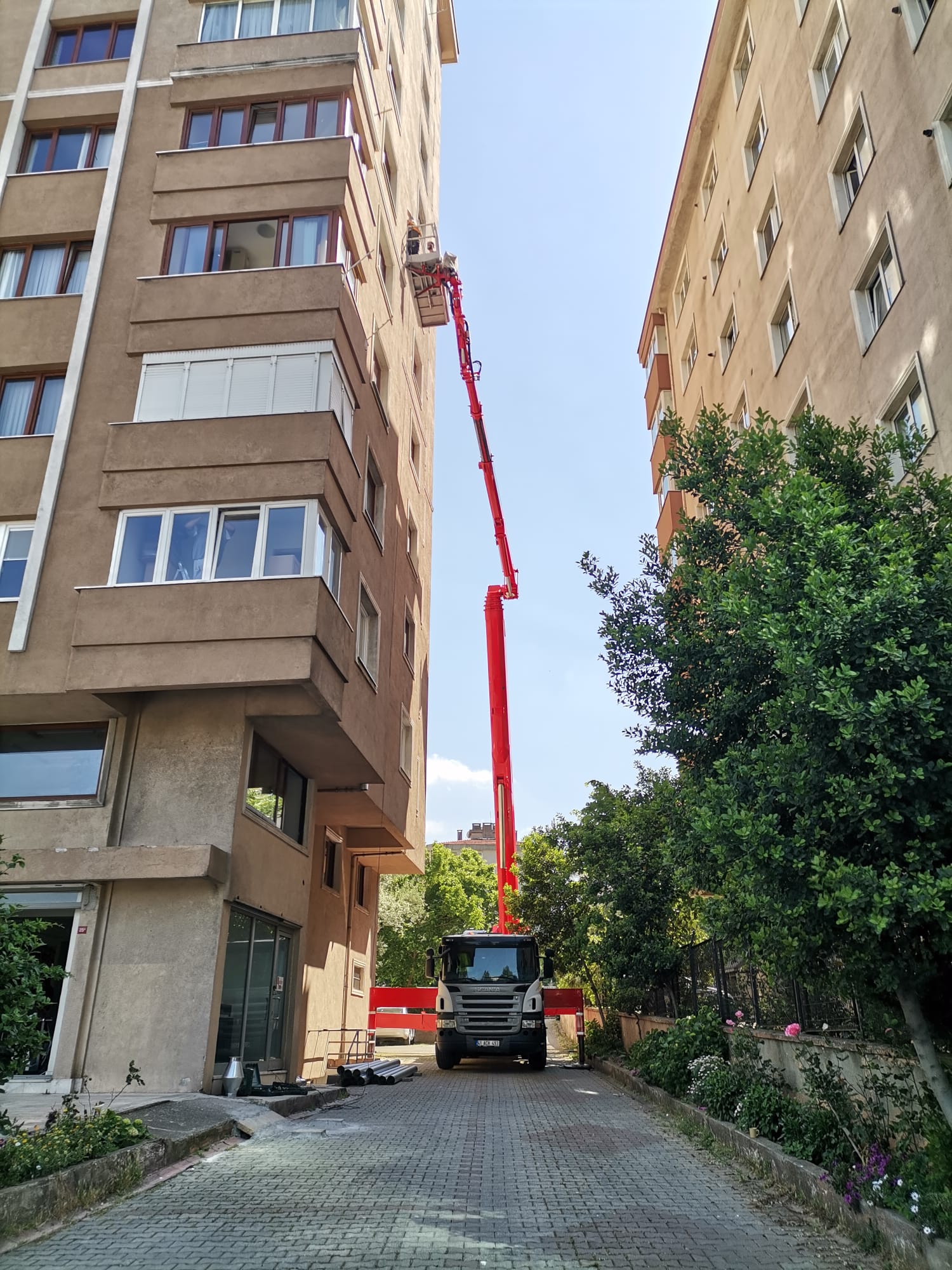 Kiralık sepetli vinç Cephe, tabela ve reklam uygulamaları